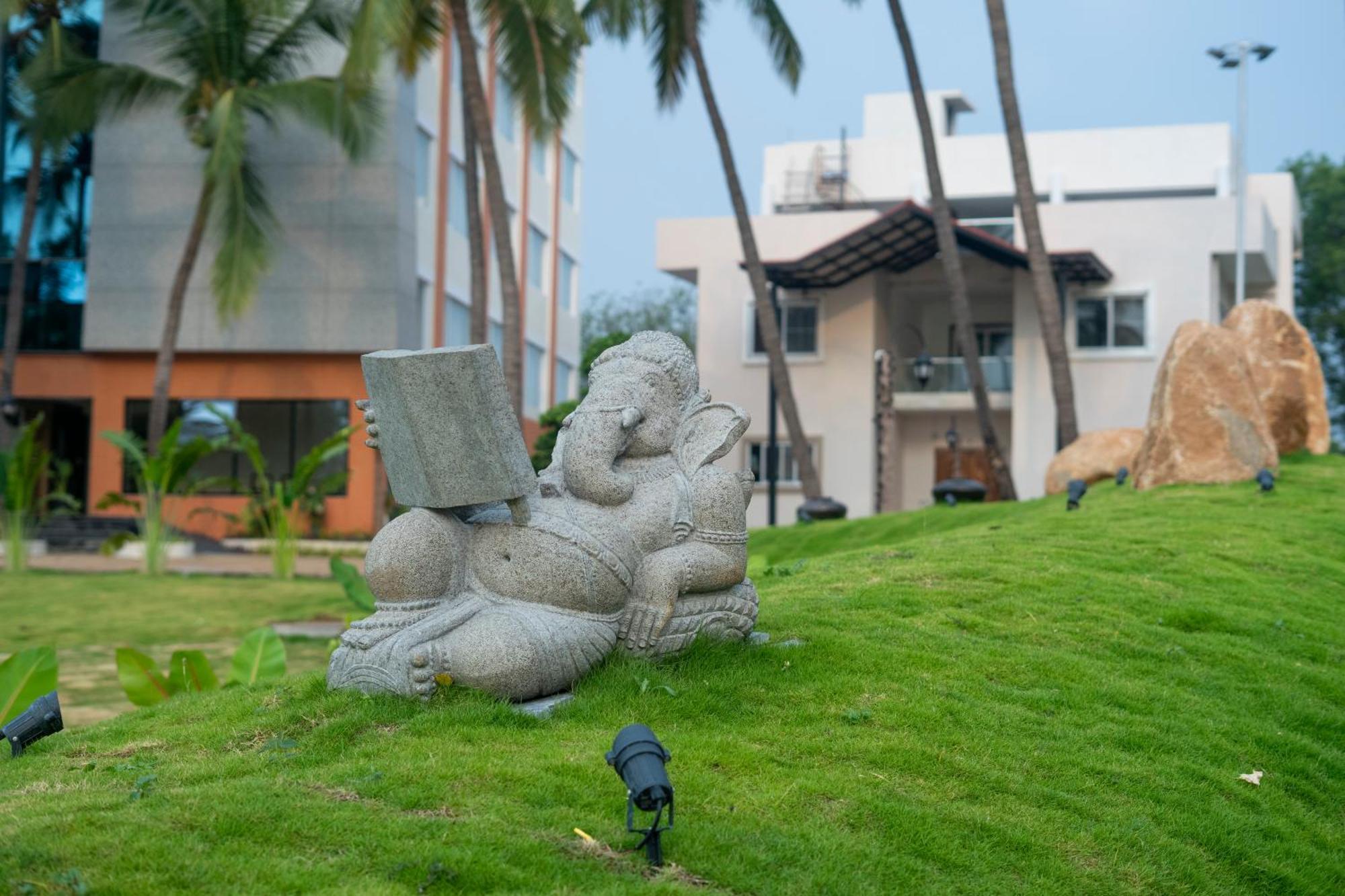 Serene Resort Hyderabad シャムシャバード エクステリア 写真